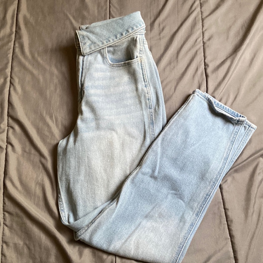 Hollister Ultra High-Rise Mom jean